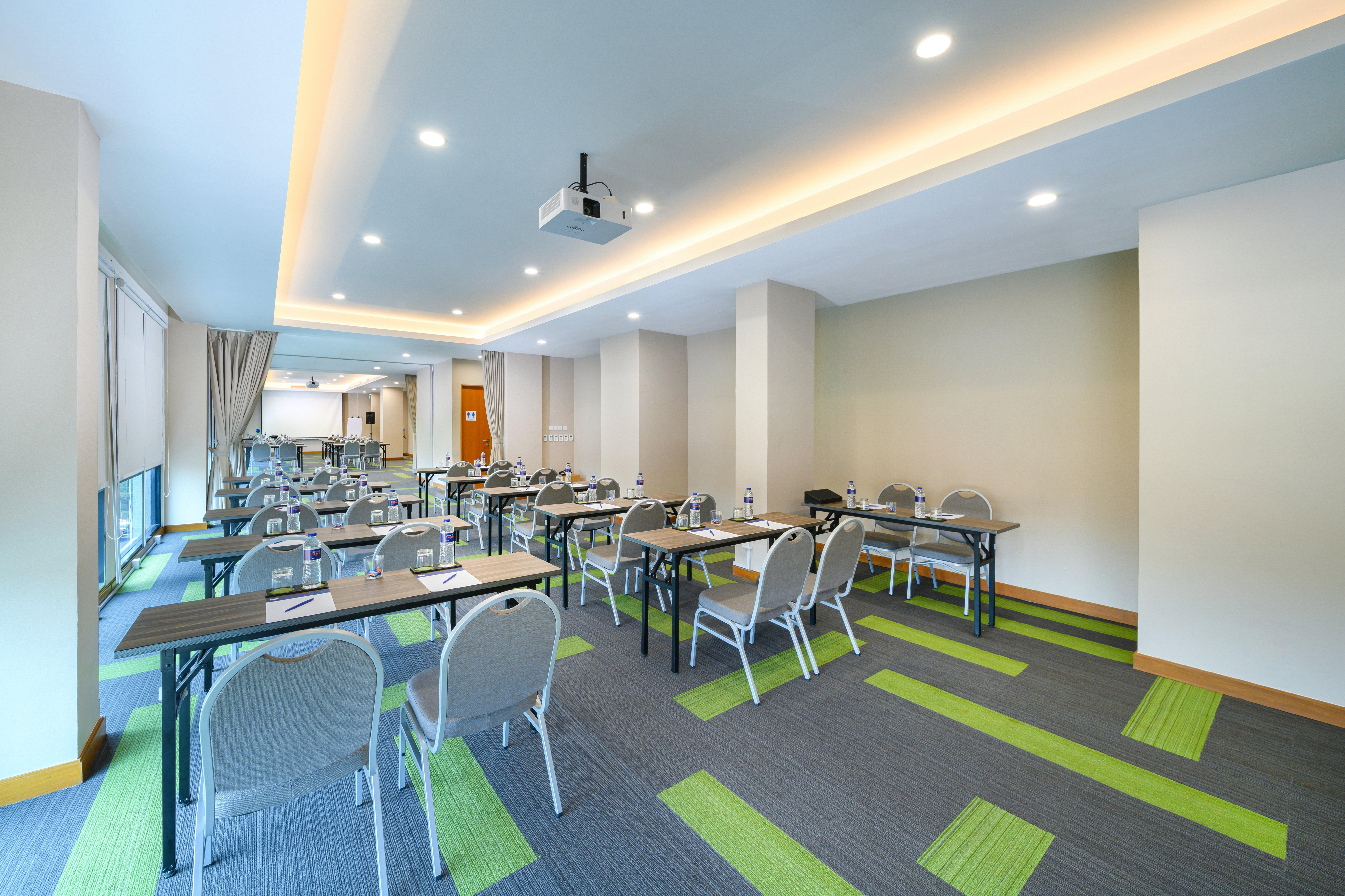 Holiday Inn Express Jakarta Matraman By Ihg Экстерьер фото