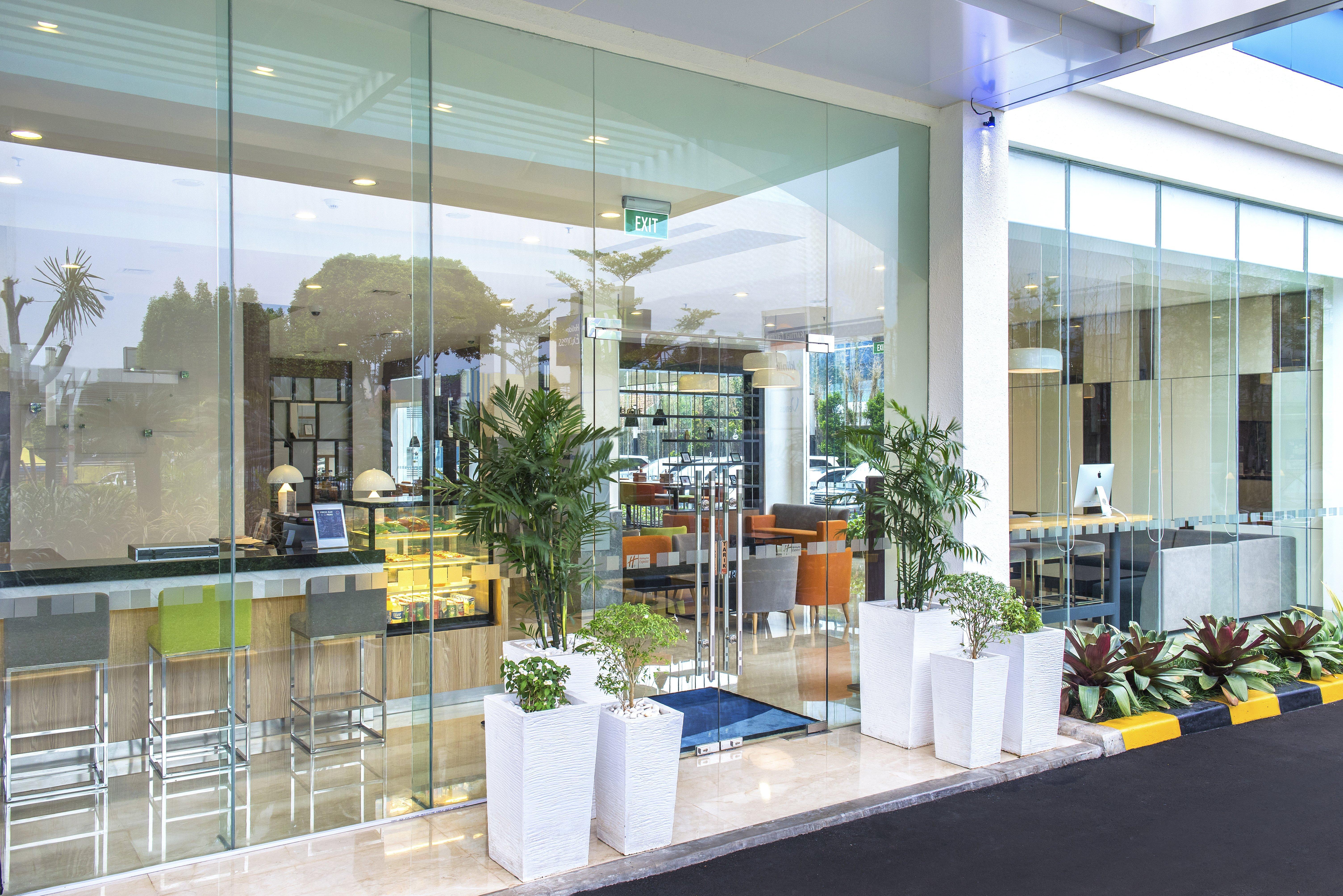 Holiday Inn Express Jakarta Matraman By Ihg Экстерьер фото